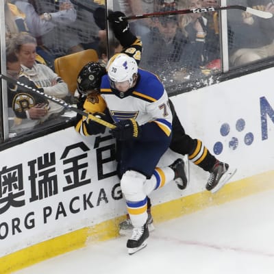 Hårda tacklingar i NHL-finalerna.