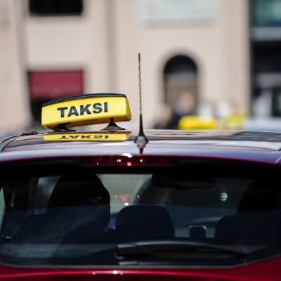 Kuvassa on taksi Helsingissä heinäkuussa 2020.