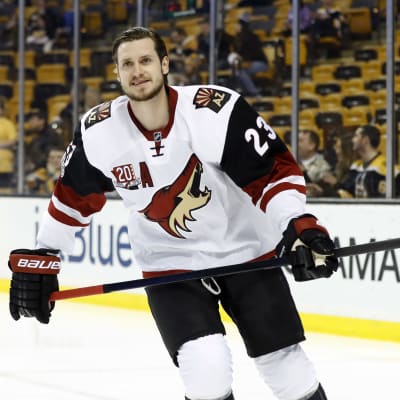 Oliver Ekman-Larsson ler på isen.