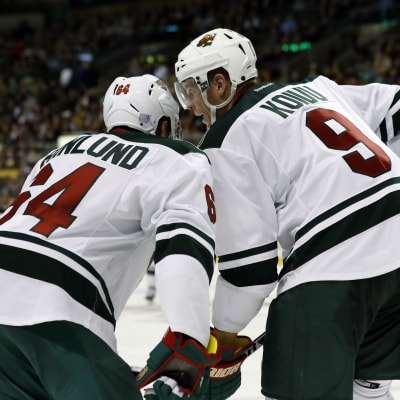 Mikael Granlund och Mikko Koivu samtalar inför en tekning i NHL.