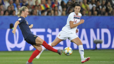 Ingrid Engen uppvaktar Amandine Henry.