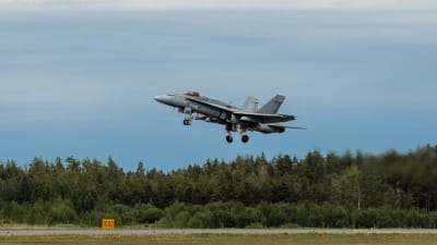 Finska Flygvapnets F/A-18 C vid start