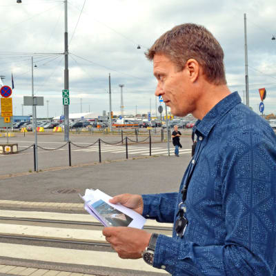 Jussi Malm blickar ut över området där den nya terminalbyggnaden ska byggas.