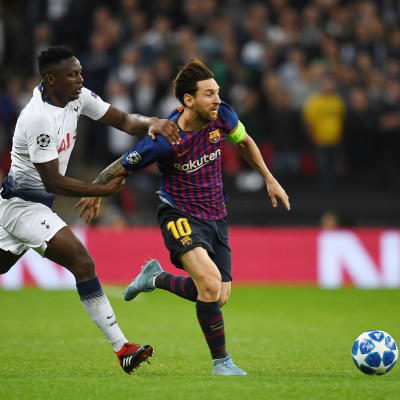 Victor Wanyama försöker stoppa Lionel Messi.