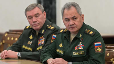 Rysslands försvarsminister Sergej Sjoijgu sitter vid ett bord bredvid militärens stabchef Valerij Gerasimov