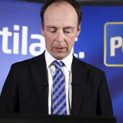 Jussi Halla-aho tittar neråt.