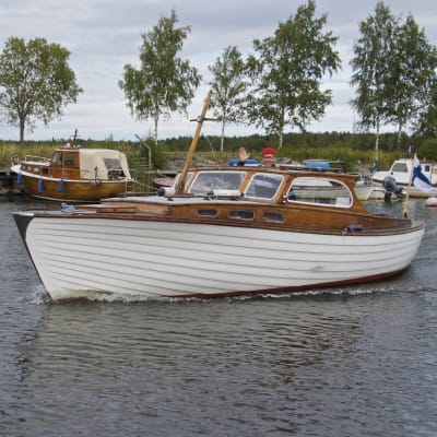 Erkki Laakso och hans träbåt från början av 1960-talet