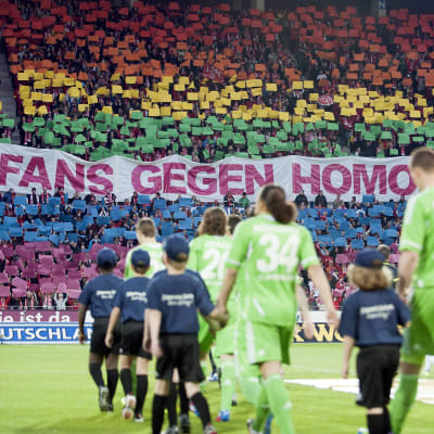 Mainz fans med banderoll mot homofobi, 2012.