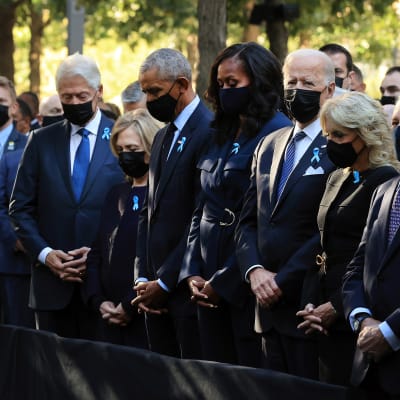 Presidentit  Clinton, Obama ja Biden  muistotilaisuudessa osoittamassa kunnioitustaa menehtyneitä kohtaan 20 vuoden takaisen tuhoisassa terrori-iskussa New Yorkissa.