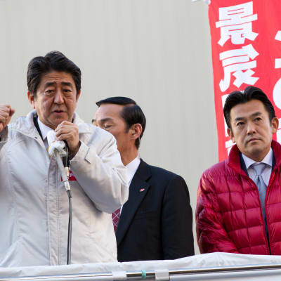 Japans premiärminister Shinzo Abe under ett valmöte i Tokyo en vecka före valet den 14 december 2014.