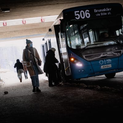 Linjan 506 bussi pysäkillä Viikissä.