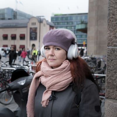 Mia Ekberg på gatan vid Helsingfors järnvägsstation.