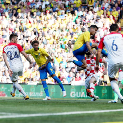Neymar gör mål för Brasilien i träningsmatch mot Kroatien.