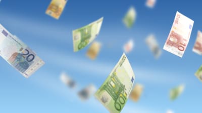Eurosedlar av olika valörer i luften