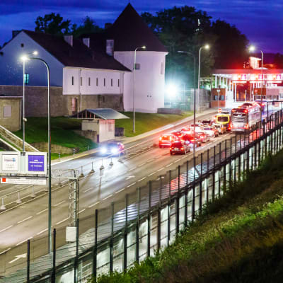 Autoja jonottamassa illalla tulliin Narvassa Virossa