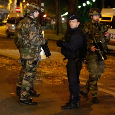 Polis i Paris den 15 november 2015.