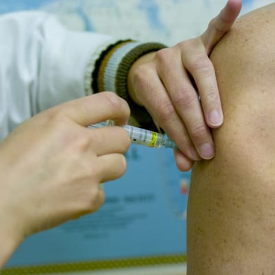 Vaccinering ges i armen. 