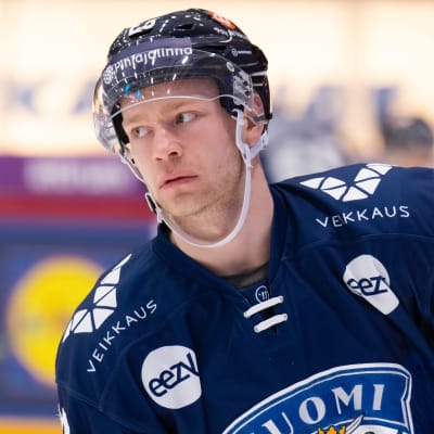 Nikolas Matinpalo åker runt på isen.
