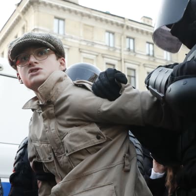 Poliisit pidättivät mielenosoittajan liikekannallepanon vastaisessa mielenosoituksessa Pietarissa lauantaina.