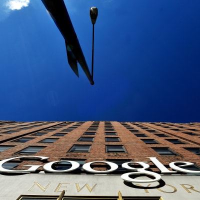 Googlen iso toimistorakenus New Yorkissa kuvattuna alhaalta ylös.