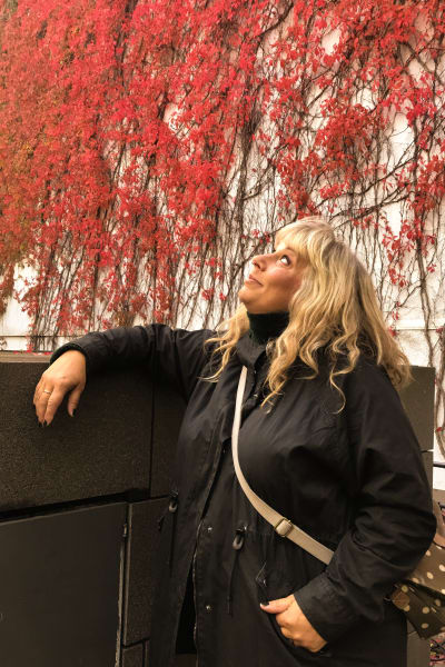 Stina Wollter står och tittar upp i himlen