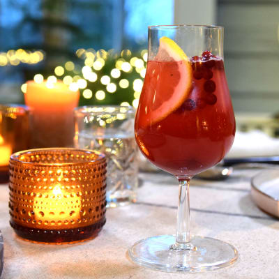 Ett glas med lingondricka på ett bord