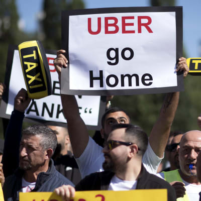 Taxiförare demonstrerar mot Uber i Berlin.