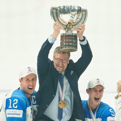 Jukka Jalonen jublar med VM-bucklan i händerna.