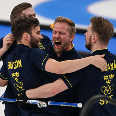 Svenskarna firar curlingguldet.