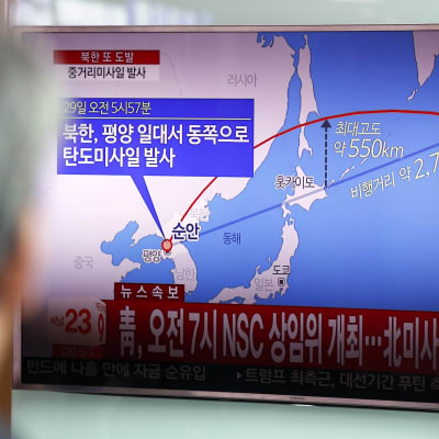 Sydkoreansk tv visade i natt hur den förmodade medeldistansmissilen flög över Japan
