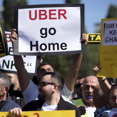 Taxiförare demonstrerar mot Uber i Berlin.