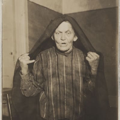 Matrona Kyyrönen Impilahden Kitilästä loitsee