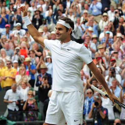 Roger Federer jublar.