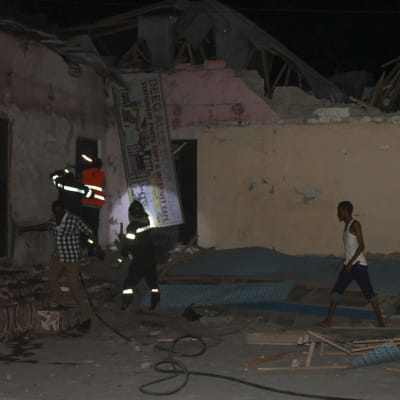 Folk letar efter överlevande efter terrorattack i Mogadishu, Somalia.