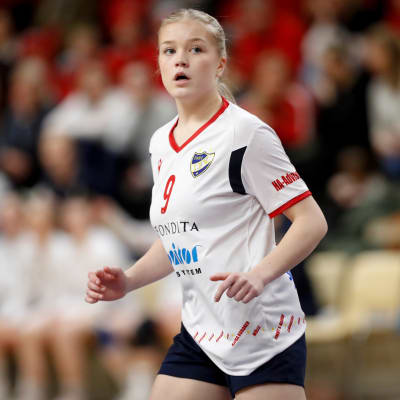 Kira Härkönen spelar handboll