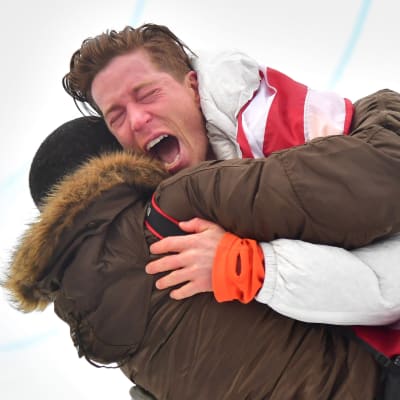 Shaun White ser överlycklig ut och ropar efter att ha vunnit OS-guld.