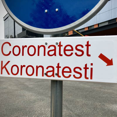 Skylt med texten "Coronatest" på finska och svenska.