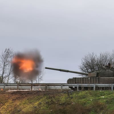 Ukrainan sotilaat ampuivat takavarikoidusta venäläisestä T-80-panssarivaunusta tiellä lähellä Bakhmutin kaupunkia Donetskin alueella Ukrainassa 27.10.2022