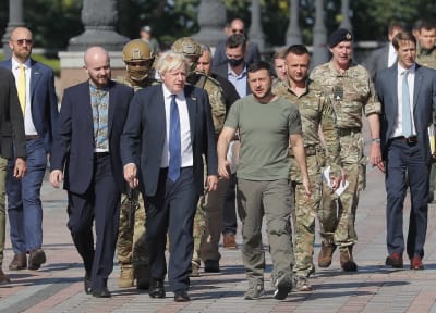Boris Johnson går bredvid Ukrainas president Volodomyr Zelenskyj i Kiev.