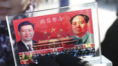 President Xi Jinping och Folkrepublikens grundare Mao Zedong på en kinesisk souvenir.