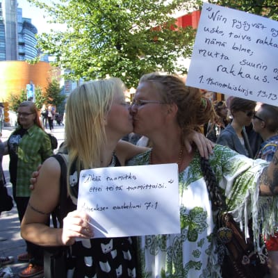 mielenosoitus suudelma sukupuolineutraali avioliittolaki
