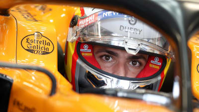 Carlos Sainz sitter i sin McLaren med visiret upp.