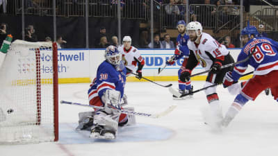 New York Rangers Henrik Lundqvist fick ge sig fyra gånger i hemmamatchen mot Ottawa.