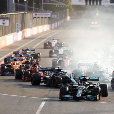 Lewis Hamilton tekee virheen Bakun katuradan ensimmäisessä mutkassa uusintalähdön jälkeen. Hamiltonin renkaat lukkiutuvat ja jarrutus menee pitkäksi.