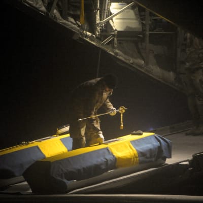 Kistorna till kapten Johan Palmloev och löjtnant Gunnar Andersson är täckta av svenska flaggor då de förs hem från Afghanistan.