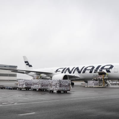 Finnairin one toi Kiinasta tilattuja suojavarusteita Helsinki-Vantaan lentoasemalle.
