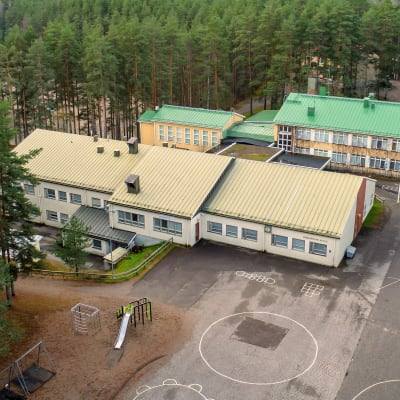 Heinolan kirkonkylän koulu ilmasta otetussa kuvassa. 
