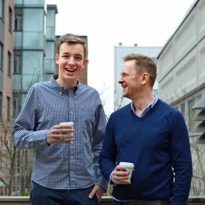 Carl Lindholm (t.v.) är elevkårens ordförande, Niklas Wahlström (t.h.) är rektor i gymnasiet.
