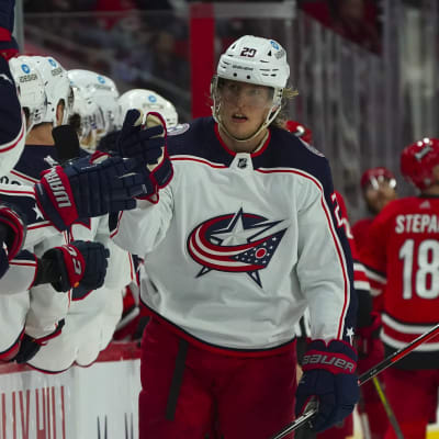 Columbus Patrik Laine firar sitt mål i matchen mot Carolina.