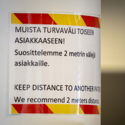 Opastekyltti Malmin korona-asemalla.